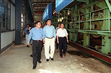 2000年9月19日，时任浙江省委书记张德江一行视察公司