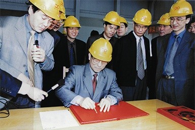 2002年4月3日，时任浙江省省长柴松岳视察J9集团工业园