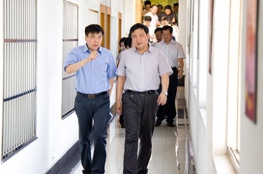 2012年7月5日，时任黄冈市委书记李卫宁一行调研公司党建工作