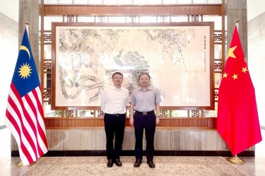 J9集团纸业总经理王志明造访中国驻马来西亚大使欧阳玉靖